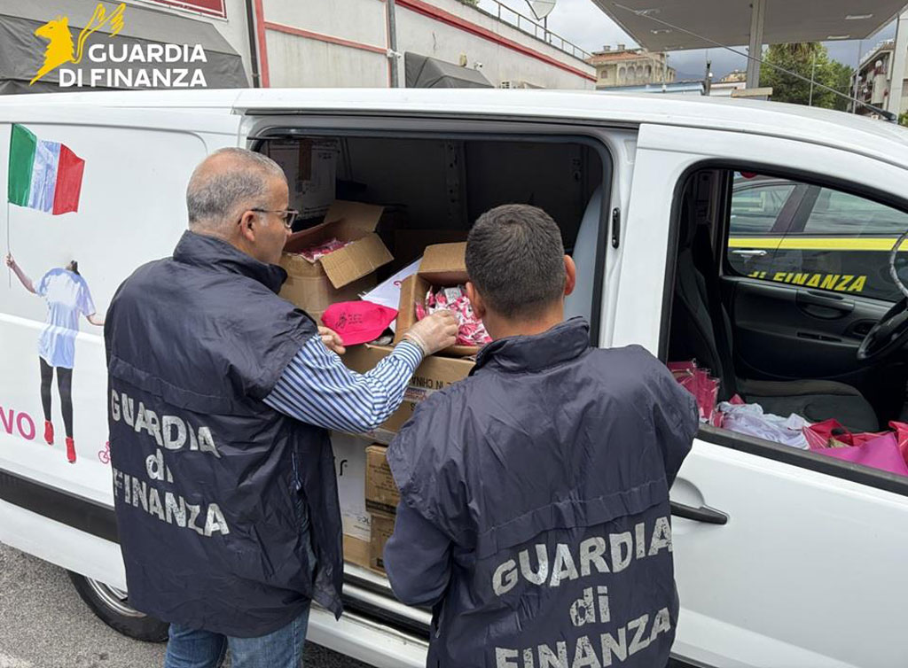 Gdf Cosenza sequestra circa 14mila articoli con il logo del Giro d’Italia
