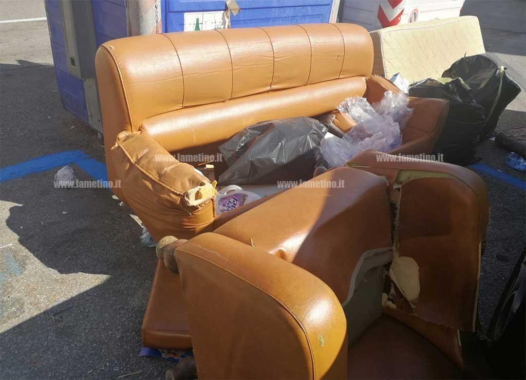 divano rifiuti via tagliamento2019