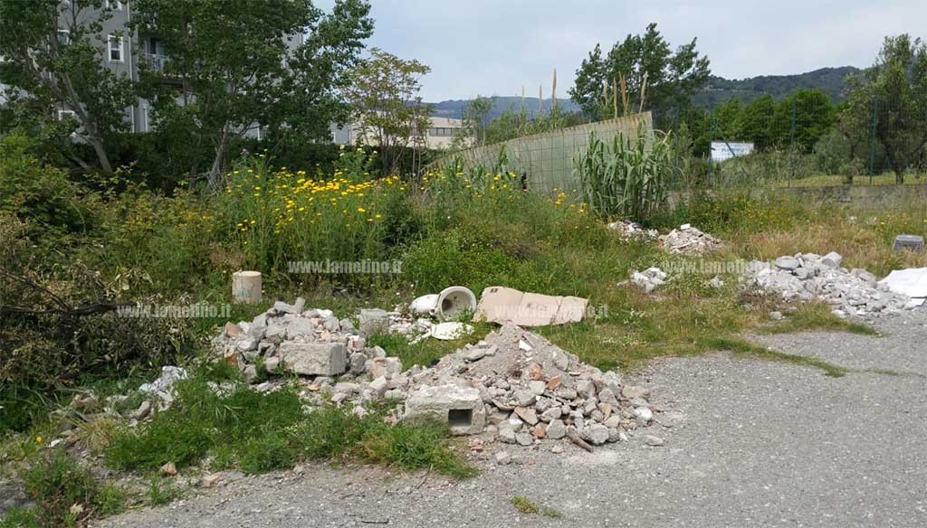 discarica a cielo aperto in via dei Romani 3