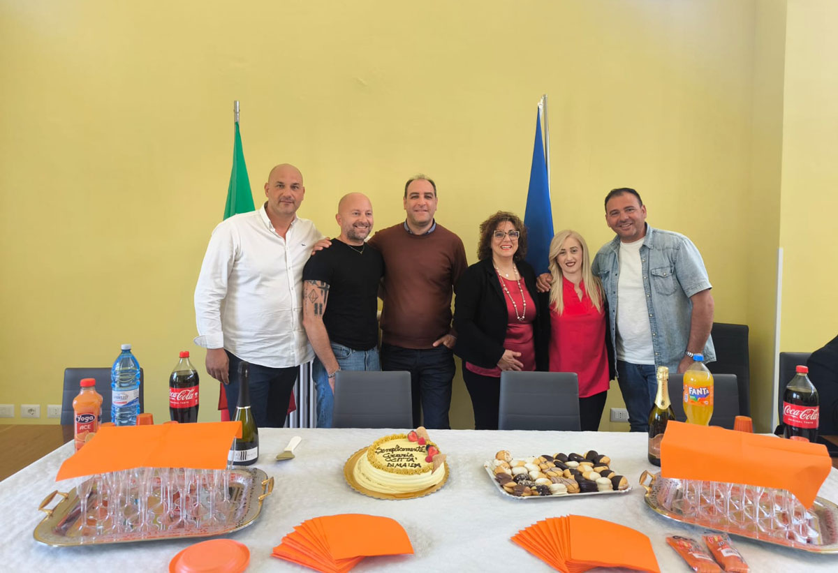 il-Sindaco-Salvatore-Paone-con-i-cinque-lavoratori-stabilizzati-_99523.jpg
