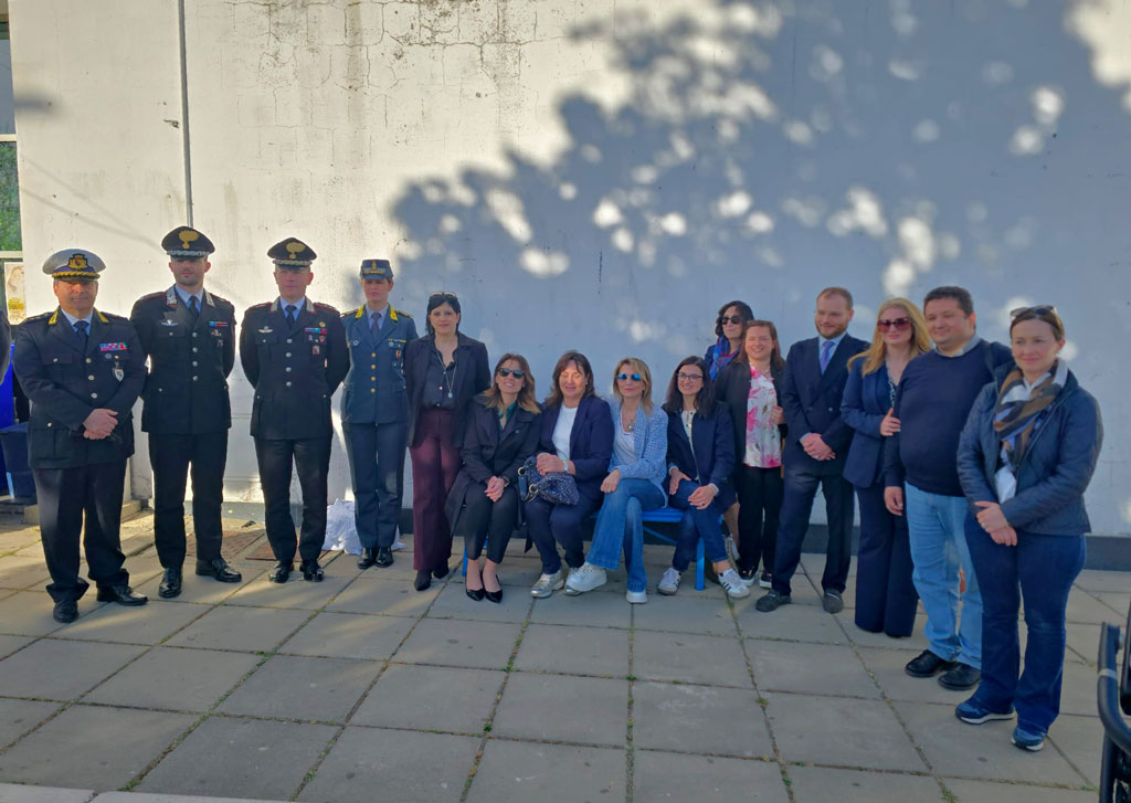 Lamezia, installata al parco Peppino Impastato la panchina blu per il diritto alla bigenitorialità