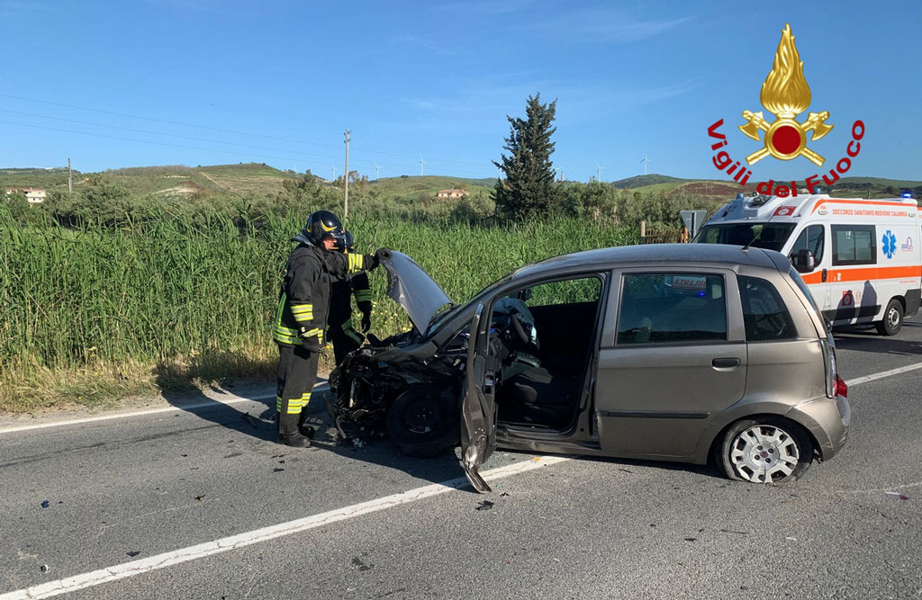 Incidente sulla SS 106 a Strongoli Marina: tre feriti