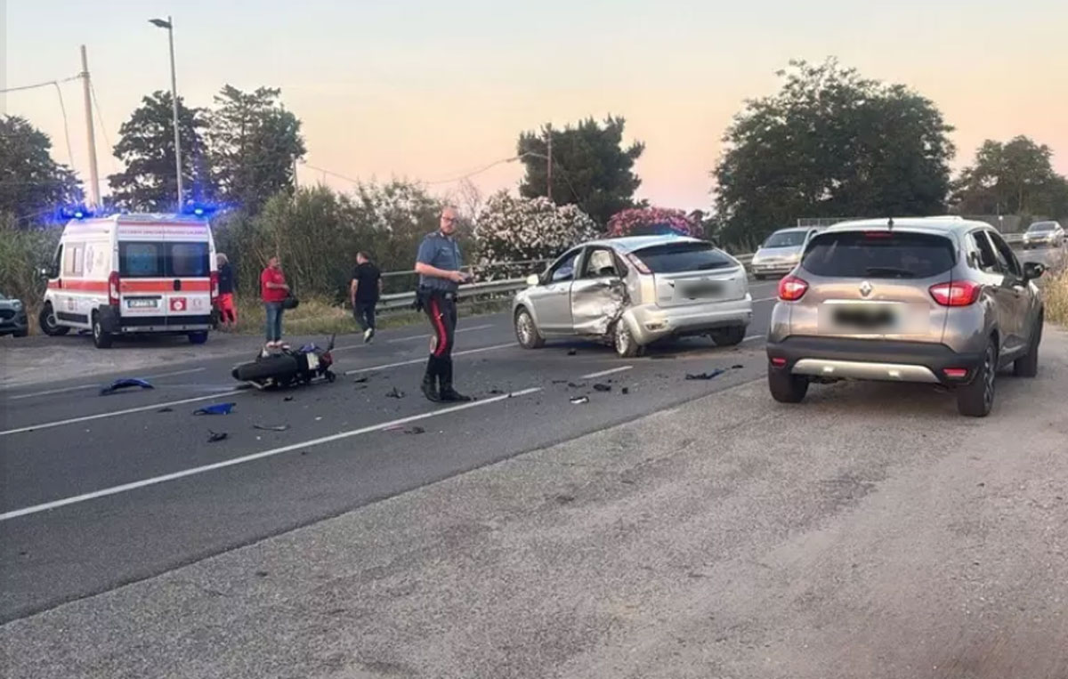 Scontro di un'auto con una moto, muore un centauro 33enne a Corigliano Rossano