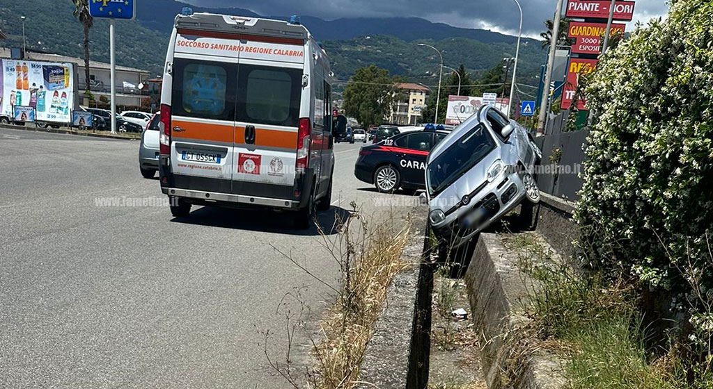 Lamezia, auto esce fuori strada e finisce in un canale di scolo su via del Progresso