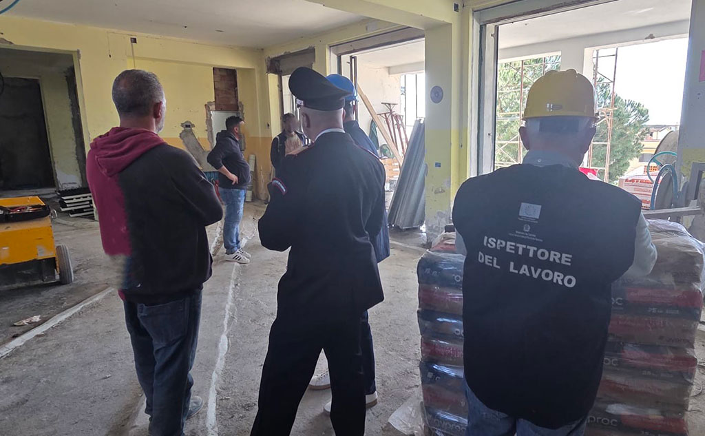 Lavoro nero e violazioni sulla sicurezza, sospeso un cantiere a Sellia Marina