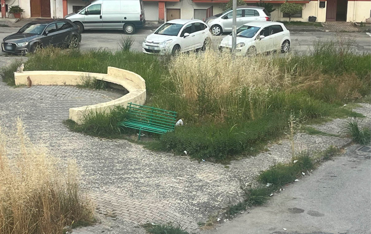 Lamezia, la segnalazione: “Piazza Kennedy nel degrado totale