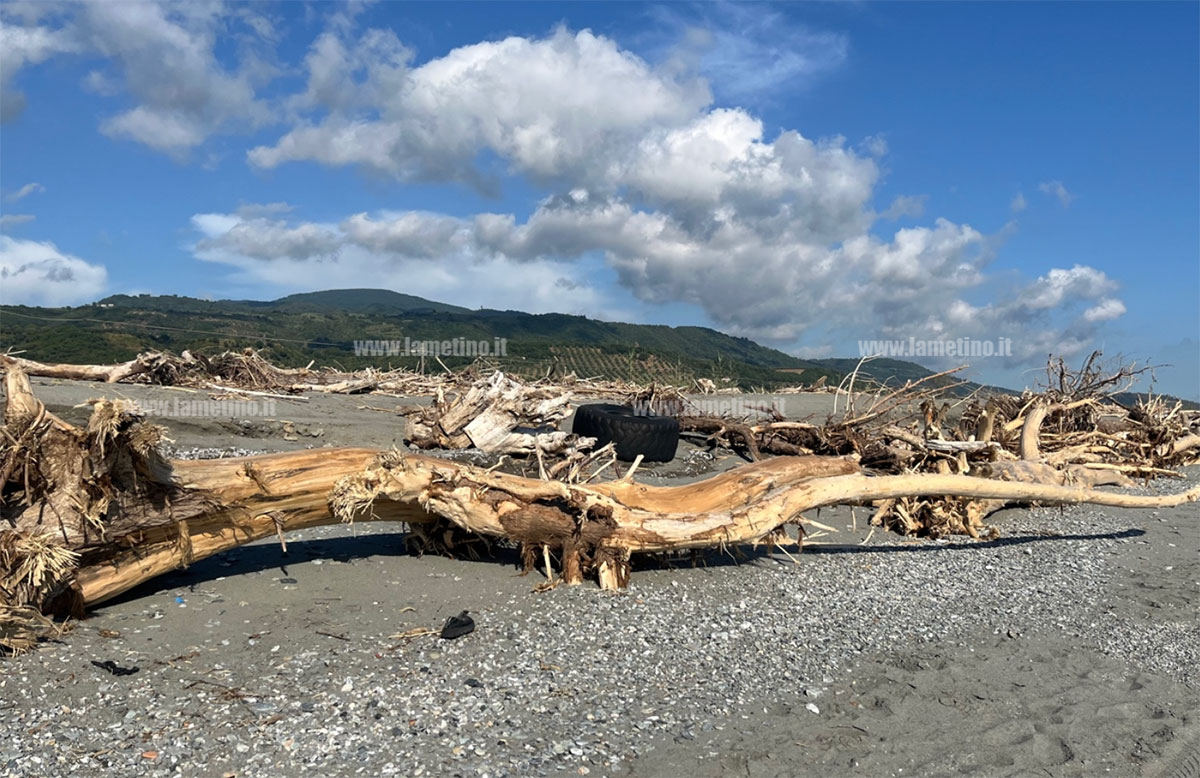 Spiagge ancora sporche a Nocera Terinese dopo mareggiate, i 