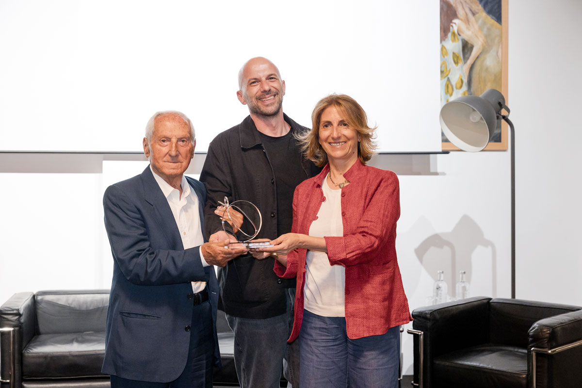 premio-DESIGN-ESSENZA-al-centro-lartista-sirelli-ai-lati-i-vincitori-Azienda-Agricola-De-Lorenzo-C_7328e.jpg