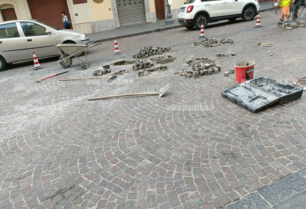 Lamezia, prorogati fino al 6 ottobre i lavori sui sampietrini in centro: nuova ordinanza per viabilità e sosta
