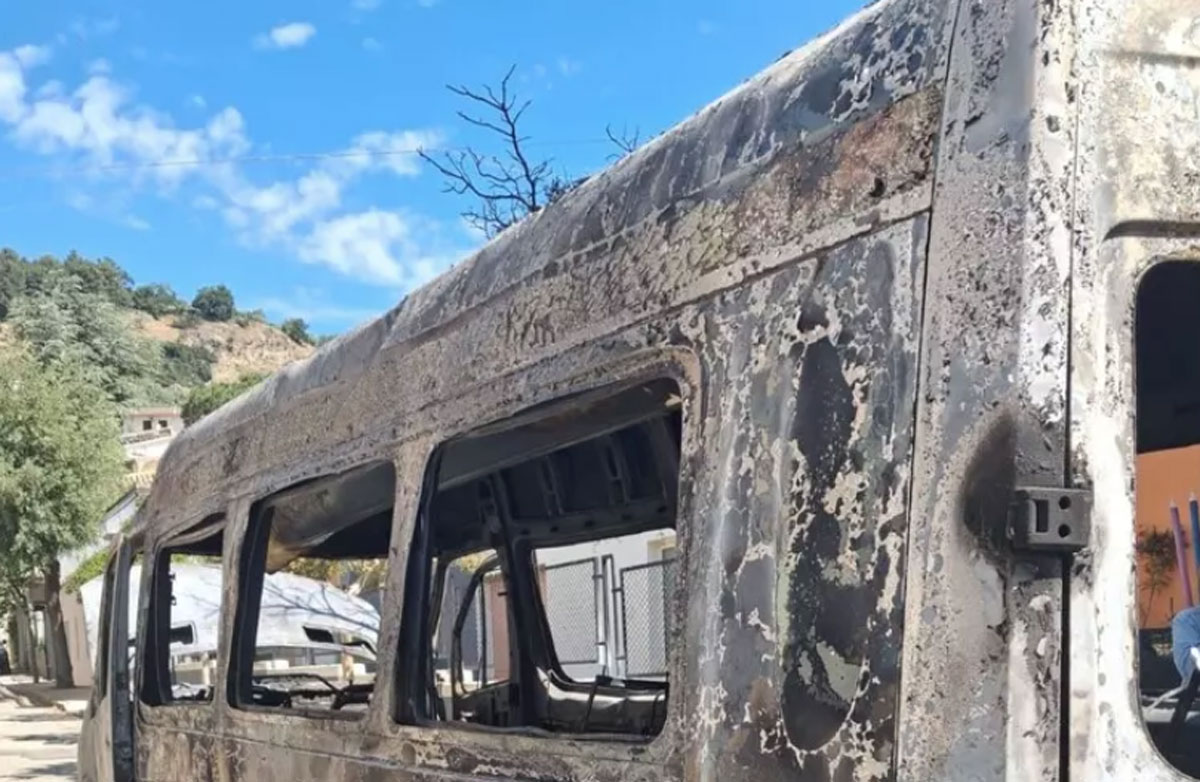 Va a fuoco uno scuolabus a Cerchiara, nessun ferito