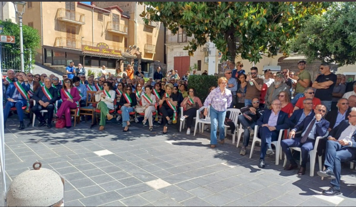"Siamo tutti Tocci", sindaci del Cosentino in piazza dopo la