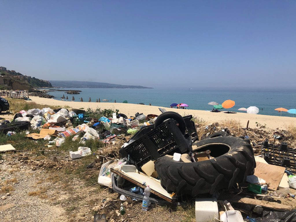 Balneazione, dipartimento Arpacal Vibo sollecita Comuni contro abbandono di rifiuti sull'arenile