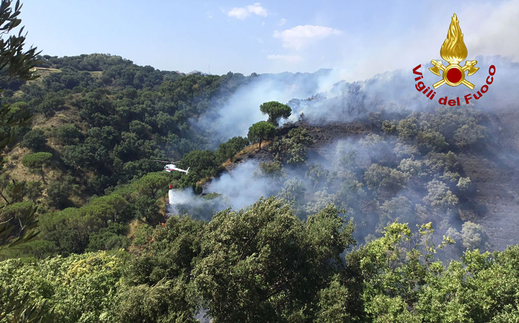 Incendio a Tiriolo, pericolo per case e fabbricati: in azione 2 elicotteri e canadair
