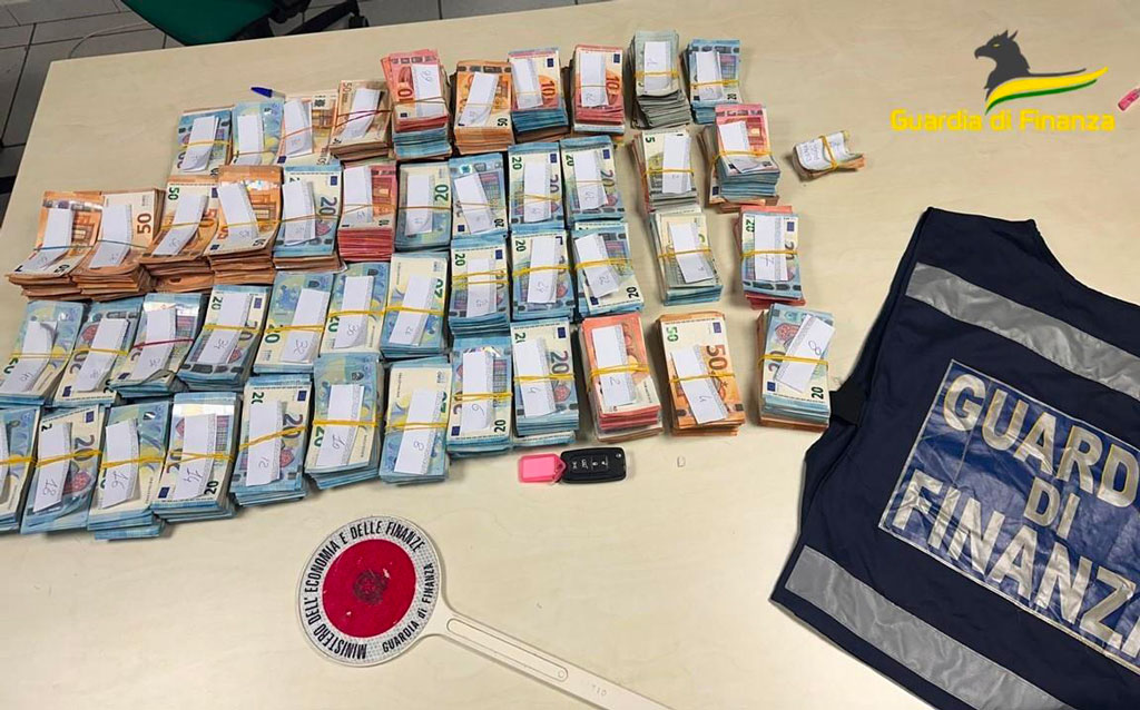 Sequestrati quasi 400mila euro nascosti in intercapedini auto a Rosarno