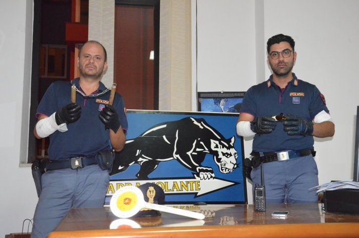 Aggrediscono uomo e feriscono poliziotti, 2 arresti a Crotone