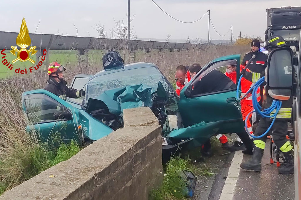 Auto impatta contro muretto sulla Ss 106 nel Crotonese, 2 feriti