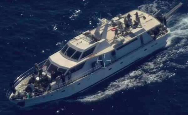 Migranti, sbarcati in 164 a Crotone: erano su uno yacht di lusso