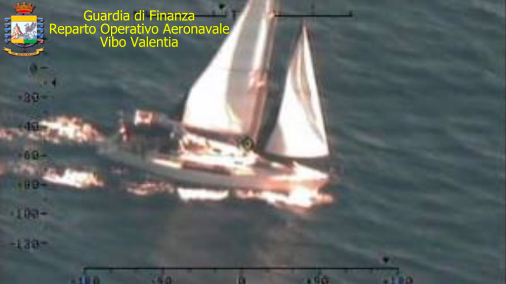 Guardia finanza intercetta imbarcazione a vela con 52 migranti in Calabria, arrestati due sospetti scafisti