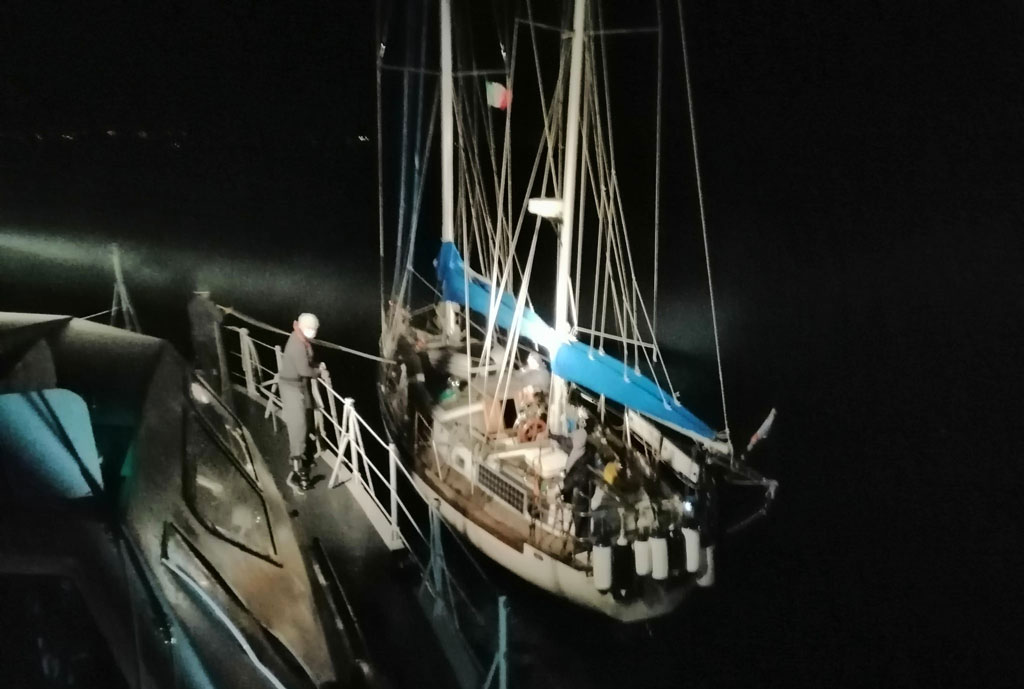 Gdf intercetta imbarcazione a vela con 32 migranti nel Crotonese, fermati tre presunti scafisti