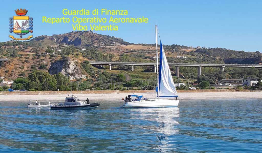 Sbarco di migranti nel reggino con una barca a vela, arrestati due sospetti scafisti 