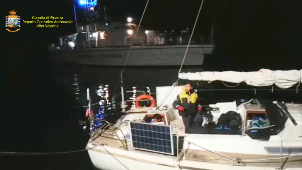 Navigano per 6 giorni dalla Turchia alla Calabria in barca a vela con 31 migranti: arrestati due presunti scafisti