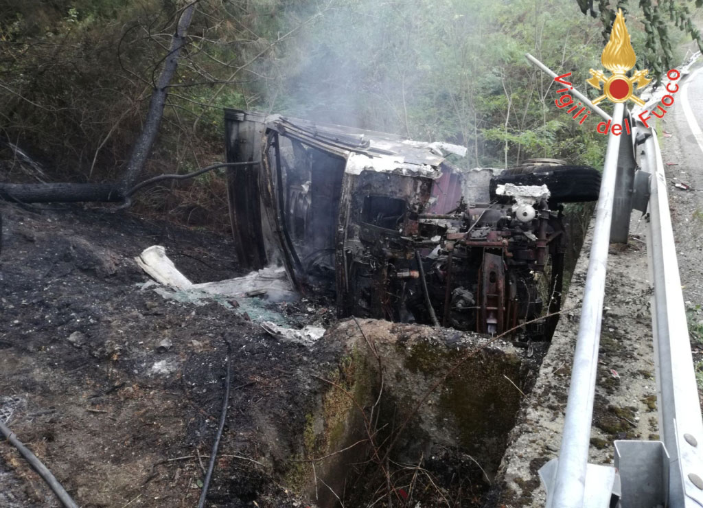 Camion sfonda guardrail e si incendia a Motta Santa Lucia, interviene elisoccorso