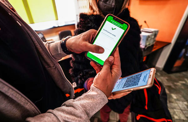 Covid e Green pass, inizio febbraio con nuove regole per accesso in uffici e negozi: ecco cosa cambia