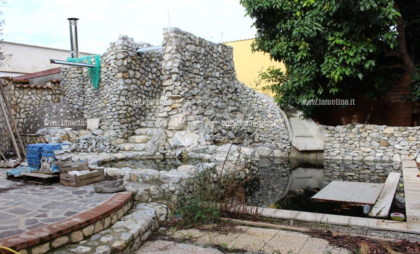 1.-Piscina-con-cascate-artificiali-realizzata-sul-retro-del-fabbricato-di-cui-al-punto-2.jpg