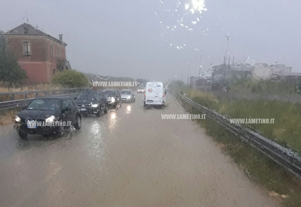 Arrivano i primi temporali in Calabria, allagamenti a Cropani e sulla ss106