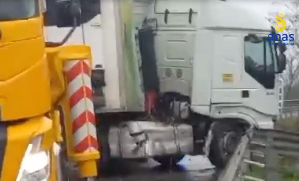 Mezzo pesante intraversato sulla Ss 106 “Jonica” a Cariati, disagi al traffico