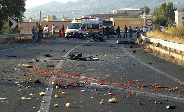 Scontro auto-furgone sulla SS106 nel cosentino: due feriti, muore 40enne
