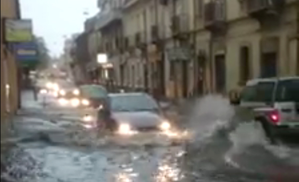 Disagi in Calabria per forti piogge: allagamenti a Catanzaro, senso unico alternato su SS 18 nel reggino