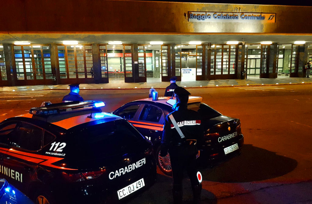 Ferisce la moglie con mattarello e ascia, arrestato 73enne a Reggio Calabria