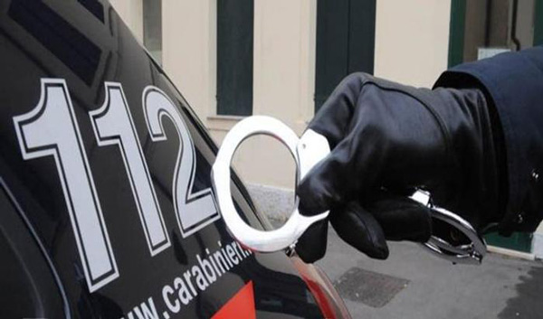 Rapinarono esercizi commerciali a Rende, arrestati due giovani