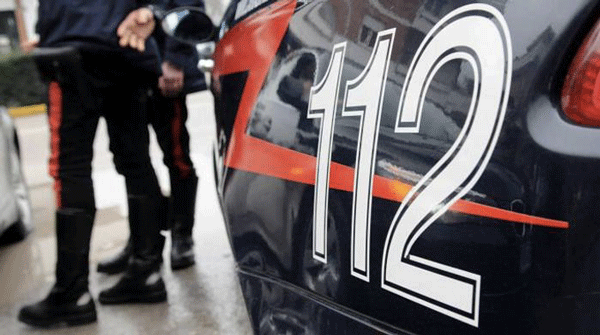 Gli sfonda porta di casa e aggredisce conoscente, arrestato 57enne a Scalea