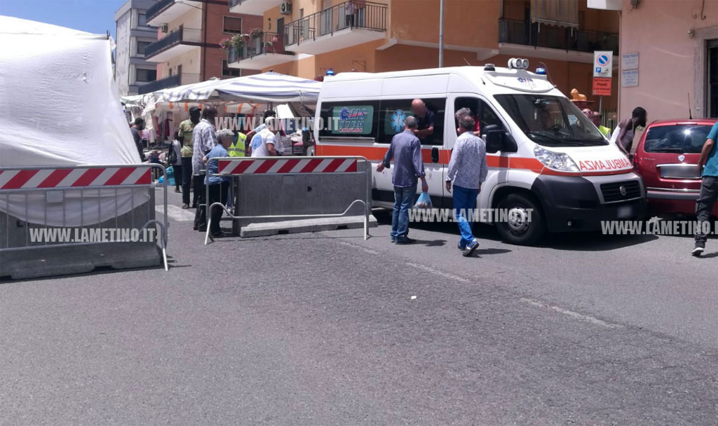 Lamezia, ambulanza rimane bloccata per qualche minuto durante fiera in via Nicotera