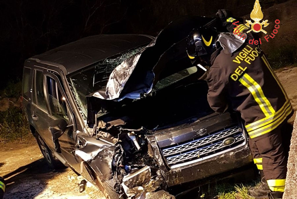 Suv finisce fuori strada e sbatte contro un muro a Catanzaro, ferito conducente 