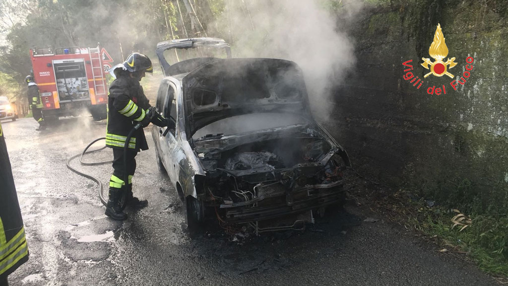 Auto in transito prende fuoco, intervengono vigili del fuoco a Borgia 