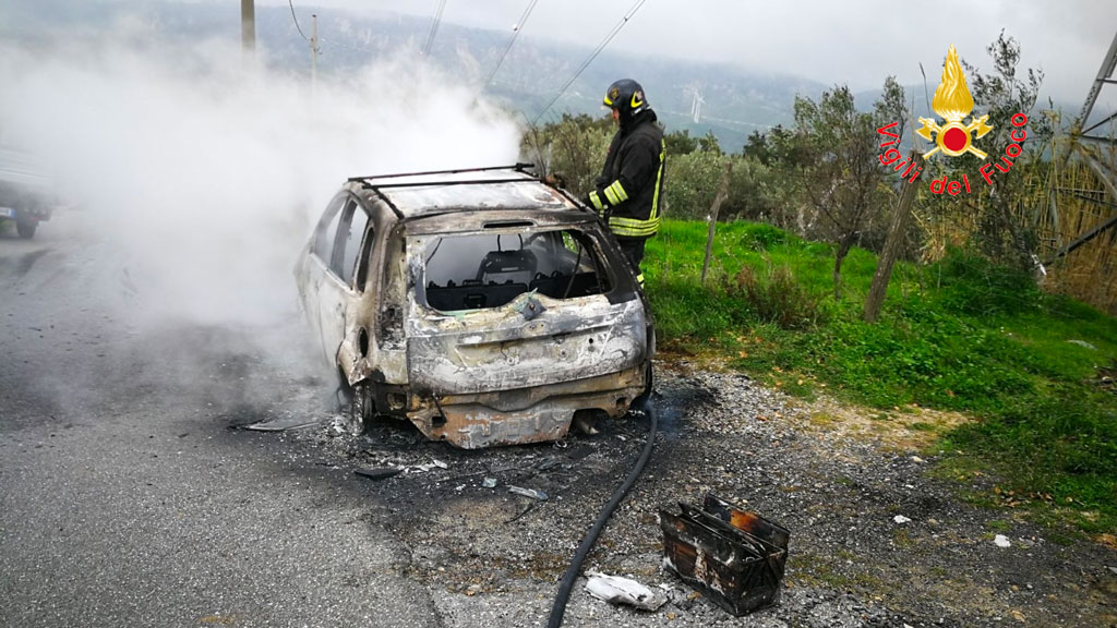 Auto distrutta dalle fiamme a Tiriolo