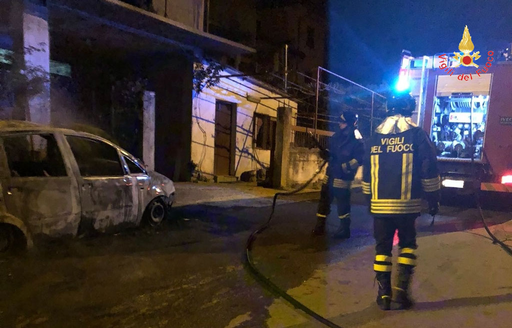 Auto in fiamme a Vallefiorita, fumo acre invade la zona