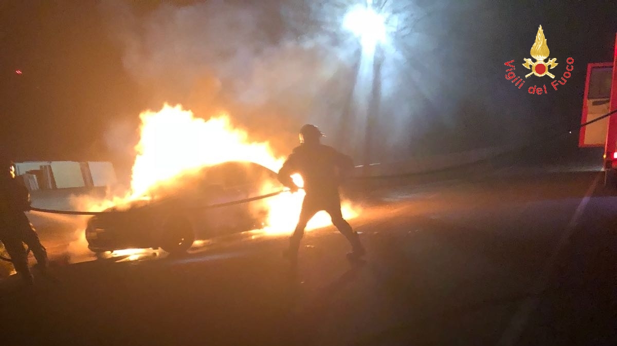 Auto in fiamme nella notte tra Cortale e Girifalco