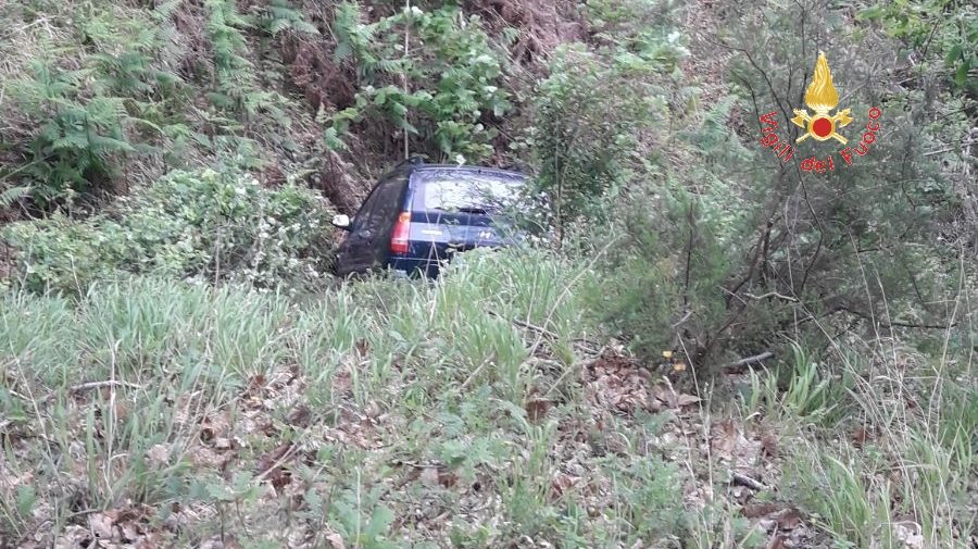 Auto finisce in scarpata su SS 109 per Sila Piccola, un ferito
