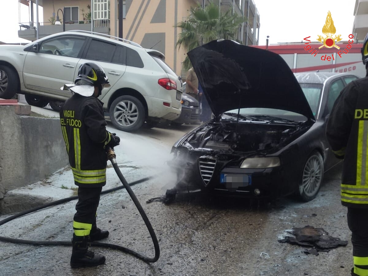 Auto in fiamme a Davoli, intervengono vigili del fuoco