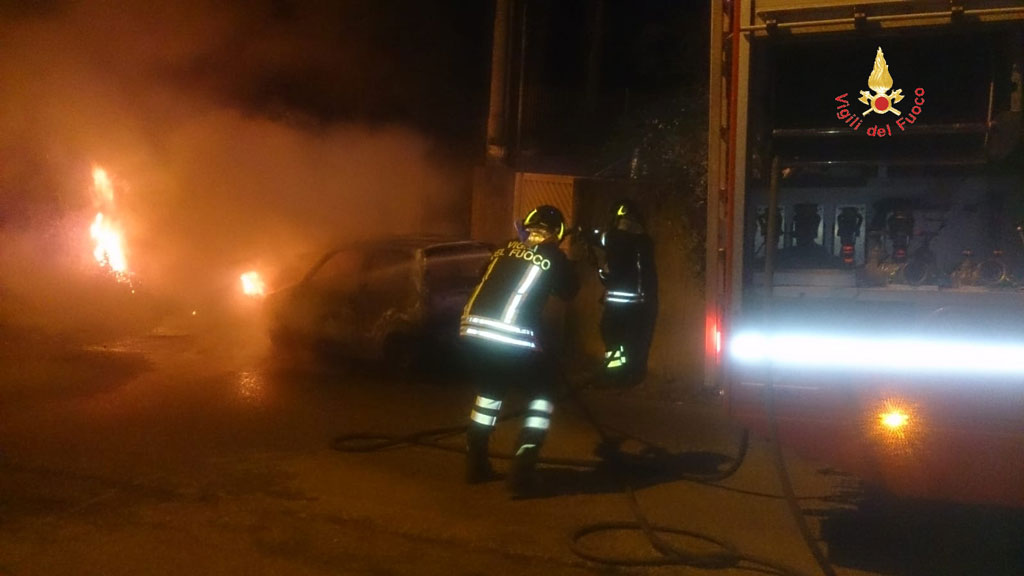 Auto in fiamme a Soverato, all’interno un corpo carbonizzato: ipotesi suicidio 