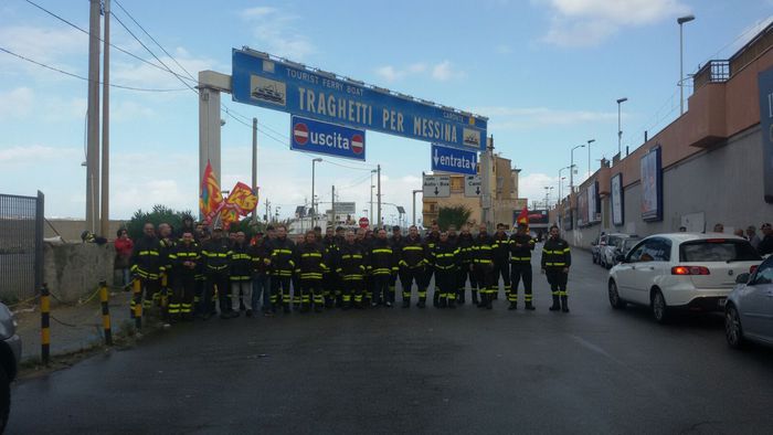 Protesta vigili del fuoco precari, disagi a Villa San Giovanni