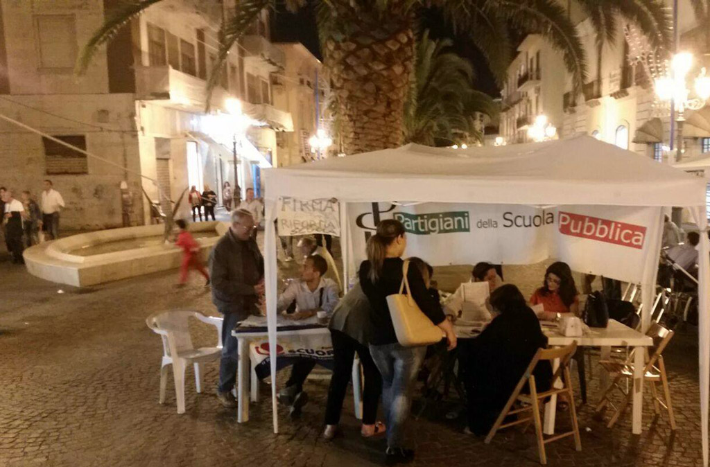 Lamezia, partigiani della Scuola Pubblica: raccolte quasi 2 mila firme per Referendum