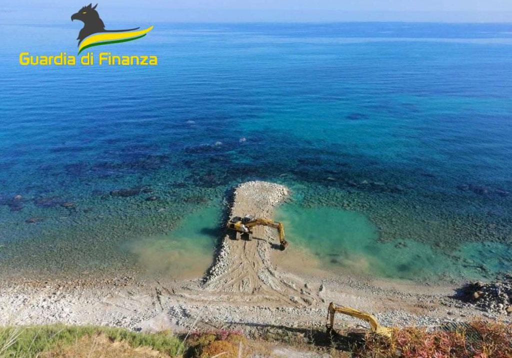 Realizzavano opere abusive su tratto di costa sottoposto a vincolo paesaggistico nel Vibonese, sequestrata area
