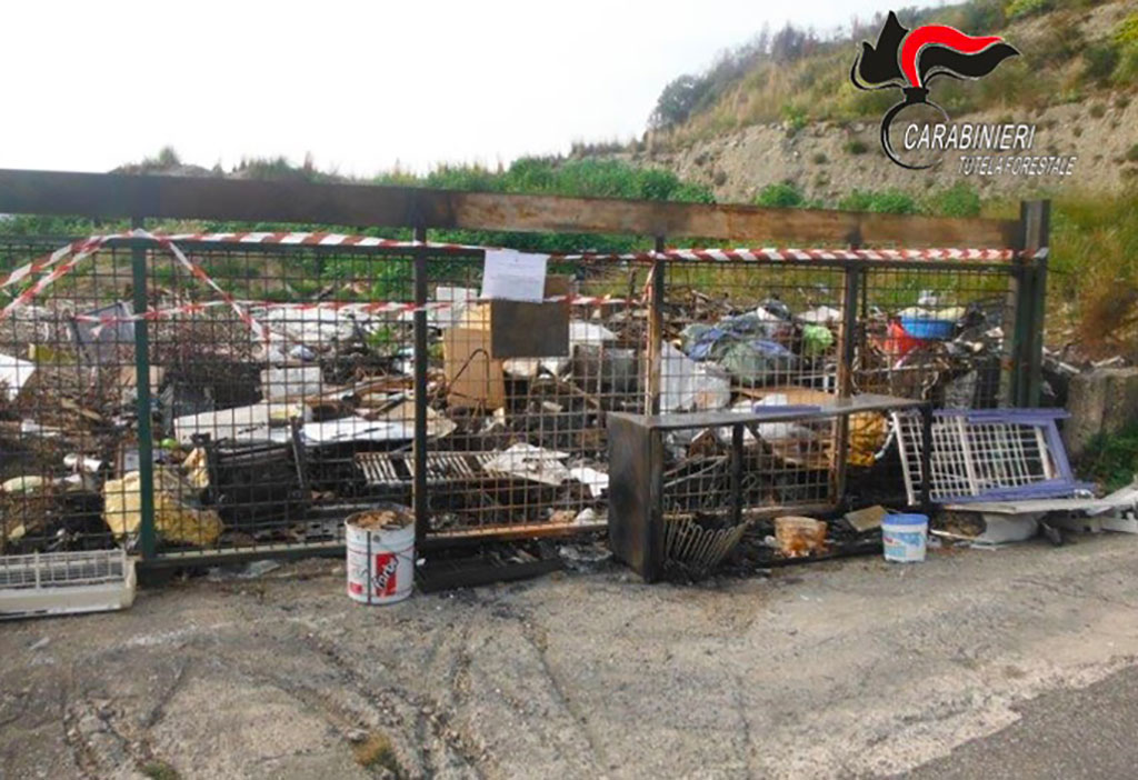 Gestione illecita e combustione di rifiuti, denunciati sindaco e funzionario comunale di Simeri Crichi