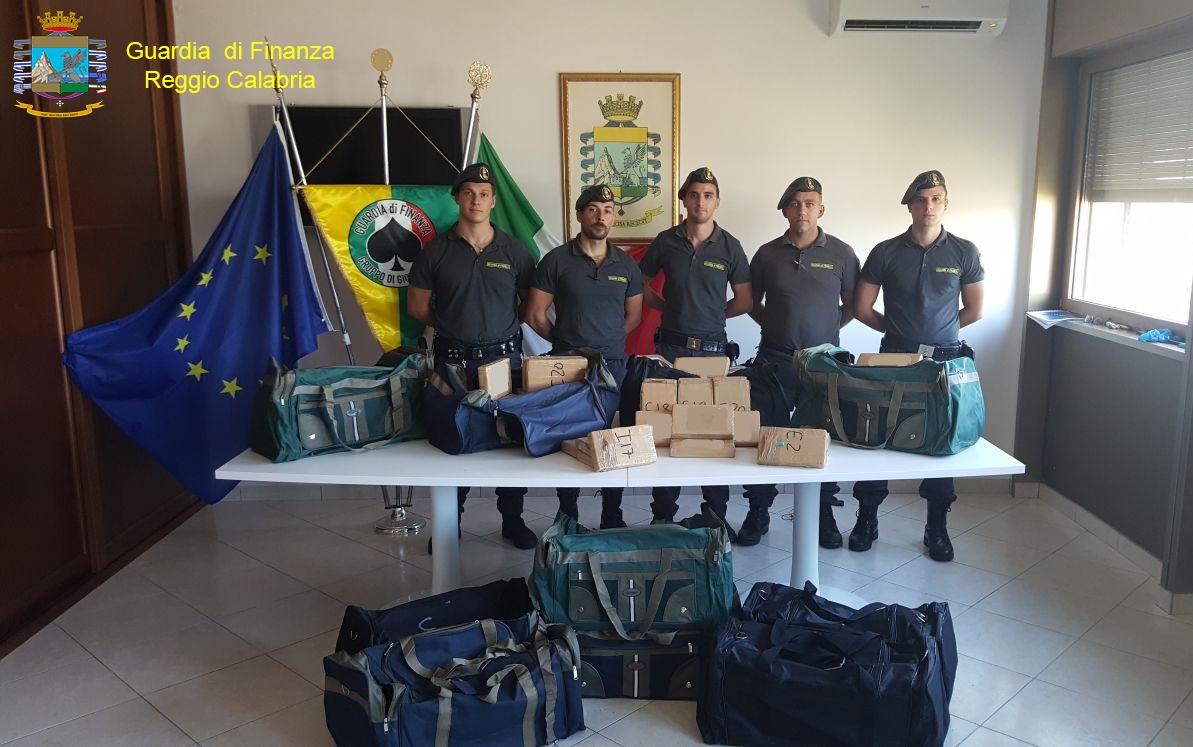 Ancora un maxi sequestro al porto di Gioia Tauro: 216 kg cocaina nascosta tra sacchi contenenti gomma in granuli