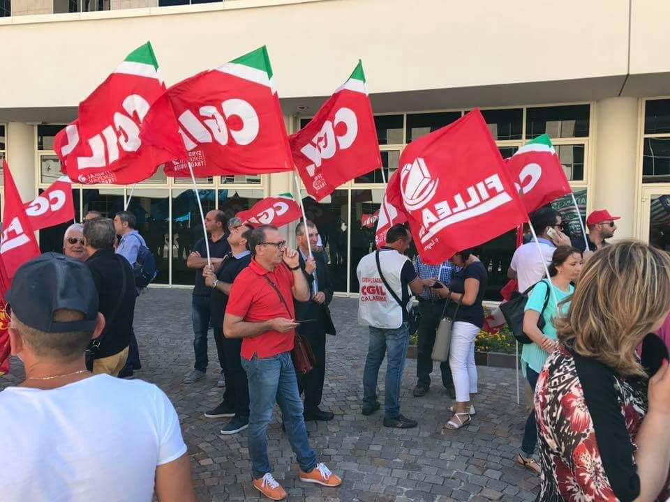 Mobilitazione sindacati alla Cittadella regionale: "Basta annunci, servono fatti concreti"